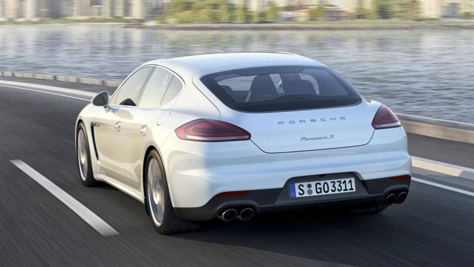 ..., incluindo novas lanternas, que lembram as do Cayman | <a href="https://preprod.quatrorodas.abril.com.br/saloes/xangai/2013/porsche-panamera-738686.shtml" rel="migration">Leia mais</a>