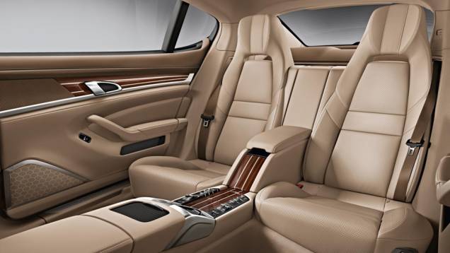 Na versão Executive, quem viaja atrás ganhou mais espaço para as pernas | <a href="https://preprod.quatrorodas.abril.com.br/saloes/xangai/2013/porsche-panamera-738686.shtml" rel="migration">Leia mais</a> Na versão Executive, quem viaja atrás ganhou mais espaço para as pernas | <a href="https://preprod.quatrorodas.abril.com.br/saloes/xangai/2013/porsche-panamera-738686.shtml" rel="migration">Leia mais</a>