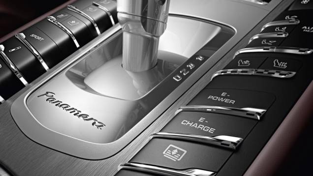 A grande novidade é a versão E-Hybrid, que entrega 410 cv com gasolina e eletricidade | <a href="%20https://preprod.quatrorodas.abril.com.br/saloes/xangai/2013/porsche-panamera-738686.shtml" rel="migration">Leia mais</a> A grande novidade é a versão E-Hybrid, que entrega 410 cv com gasolina e eletricidade | <a href="%20https://preprod.quatrorodas.abril.com.br/saloes/xangai/2013/porsche-panamera-738686.shtml" rel="migration">Leia mais</a>