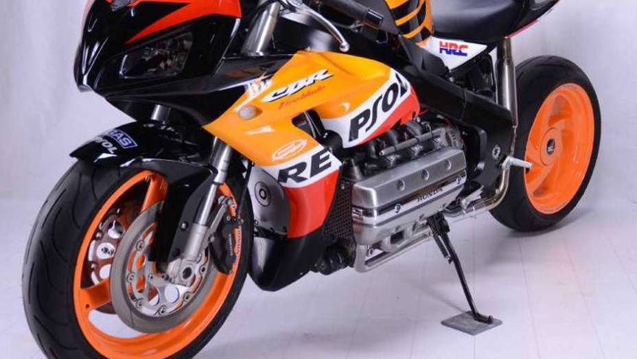 O resultado é esse que pode ser visto acima: a Honda CBR1800RR | <a href="https://preprod.quatrorodas.abril.com.br/moto/noticias/dono-concessionaria-cria-honda-cbr1800rr-737927.shtml" rel="migration">Leia mais</a>