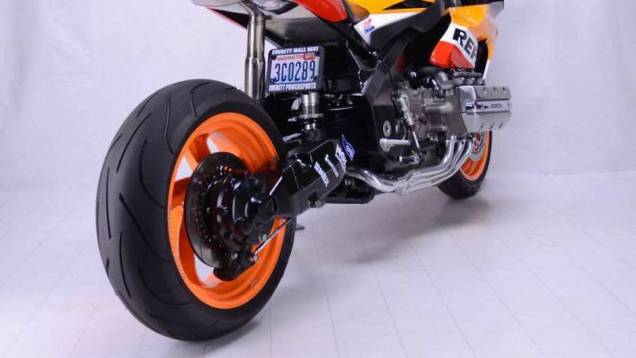 O motor e o chassi da GL Goldwing foram mantidos | <a href="https://preprod.quatrorodas.abril.com.br/moto/noticias/dono-concessionaria-cria-honda-cbr1800rr-737927.shtml" rel="migration">Leia mais</a> O motor e o chassi da GL Goldwing foram mantidos | <a href="https://preprod.quatrorodas.abril.com.br/moto/noticias/dono-concessionaria-cria-honda-cbr1800rr-737927.shtml" rel="migration">Leia mais</a>