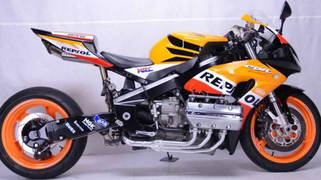 Outros elementos aerodinâmicos, porém, vieram da Honda CBR, enquanto os amortecedores utilizados são provenientes da Suzuki GSX-R | <a href="%20https://preprod.quatrorodas.abril.com.br/moto/noticias/dono-concessionaria-cria-honda-cbr1800rr-737927.shtml" rel="migration">Leia mais</a> Outros elementos aerodinâmicos, porém, vieram da Honda CBR, enquanto os amortecedores utilizados são provenientes da Suzuki GSX-R | <a href="%20https://preprod.quatrorodas.abril.com.br/moto/noticias/dono-concessionaria-cria-honda-cbr1800rr-737927.shtml" rel="migration">Leia mais</a>