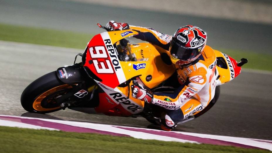 O espanhol Marc Márquez (Repsol Honda Team) foi o mais rápido nos treinos livres de sexta-feira do GP do Catar de MotoGP | <a href="%20https://preprod.quatrorodas.abril.com.br/moto/noticias/motogp-marquez-lidera-sexta-feira-737951.shtml" rel="migration">Leia mais</a>