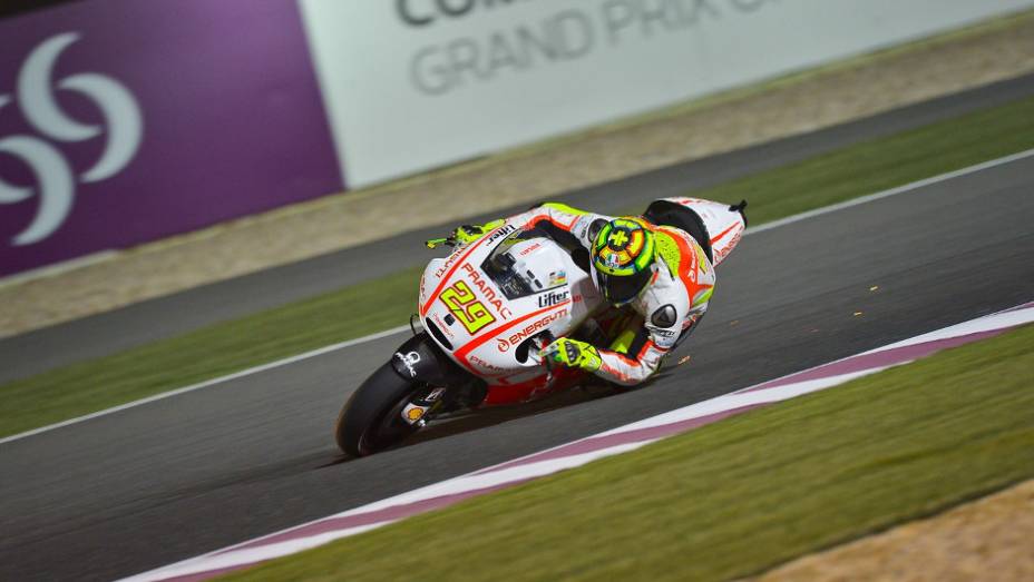 Andrea Iannone (Energy T.I. Pramac Racing) fechou a lista dos dez primeiros | <a href="https://preprod.quatrorodas.abril.com.br/moto/noticias/motogp-lorenzo-garante-pole-catar-738025.shtml" rel="migration">Leia mais</a> Andrea Iannone (Energy T.I. Pramac Racing) fechou a lista dos dez primeiros | <a href="https://preprod.quatrorodas.abril.com.br/moto/noticias/motogp-lorenzo-garante-pole-catar-738025.shtml" rel="migration">Leia mais</a>
