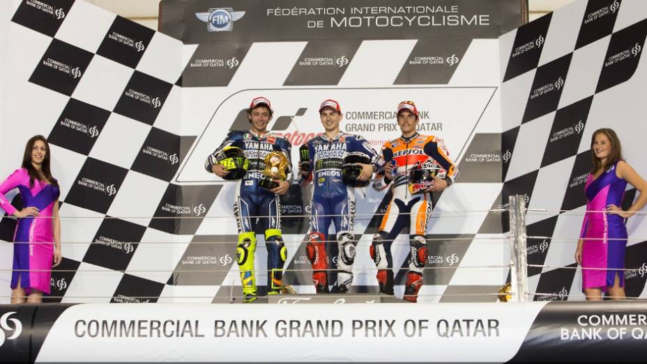 Pódio foi formado por Jorge Lorenzo, Valentino Rossi e Marc Márquez | <a href="https://preprod.quatrorodas.abril.com.br/moto/noticias/motogp-jorge-lorenzo-vence-corrida-catar-738020.shtml" rel="migration">Leia mais</a>