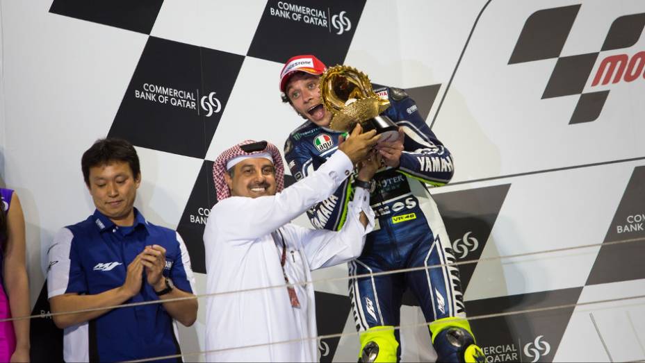 Valentino Rossi comemorou bastante o segundo lugar em sua reestreia com a Yamaha | <a href="https://preprod.quatrorodas.abril.com.br/moto/noticias/motogp-jorge-lorenzo-vence-corrida-catar-738020.shtml" rel="migration">Leia mais</a>