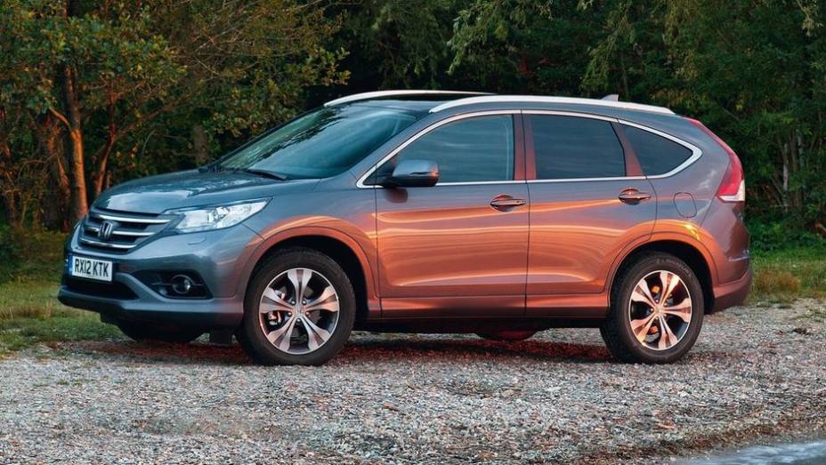 SUVs compactos - 2013 Honda CR-V - Preço inicial nos EUA: US$ 22.795 - Preço inicial no Brasil: R$ 98.900 | <a href="%20https://preprod.quatrorodas.abril.com.br/noticias/mercado/gm-domina-premio-best-cars-for-families-2013-738171.shtml" rel="migration">Leia mais</a>