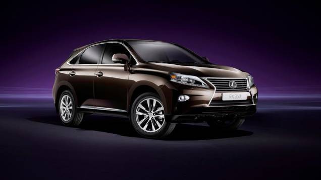 SUVs de luxo de 2 fileiras - 2013 Lexus RX350 - Preço inicial nos EUA: US$ 39.660 - Preço inicial no Brasil: R$ 298.000 | <a href="%20https://preprod.quatrorodas.abril.com.br/noticias/mercado/gm-domina-premio-best-cars-for-families-2013-738171.shtml" rel="migration">Leia mais</a> SUVs de luxo de 2 fileiras - 2013 Lexus RX350 - Preço inicial nos EUA: US$ 39.660 - Preço inicial no Brasil: R$ 298.000 | <a href="%20https://preprod.quatrorodas.abril.com.br/noticias/mercado/gm-domina-premio-best-cars-for-families-2013-738171.shtml" rel="migration">Leia mais</a>