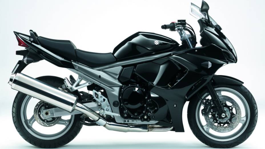 Equipada com freios ABS, a nova Suzuki GSX 1250 FA deve chegar às lojas no mês de junho | <a href="https://preprod.quatrorodas.abril.com.br/moto/noticias/suzuki-anuncia-5-lancamentos-brasil-738290.shtml" rel="migration">Leia mais</a>