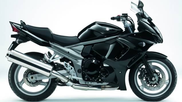 Equipada com freios ABS, a nova Suzuki GSX 1250 FA deve chegar às lojas no mês de junho | <a href="https://preprod.quatrorodas.abril.com.br/moto/noticias/suzuki-anuncia-5-lancamentos-brasil-738290.shtml" rel="migration">Leia mais</a> Equipada com freios ABS, a nova Suzuki GSX 1250 FA deve chegar às lojas no mês de junho | <a href="https://preprod.quatrorodas.abril.com.br/moto/noticias/suzuki-anuncia-5-lancamentos-brasil-738290.shtml" rel="migration">Leia mais</a>