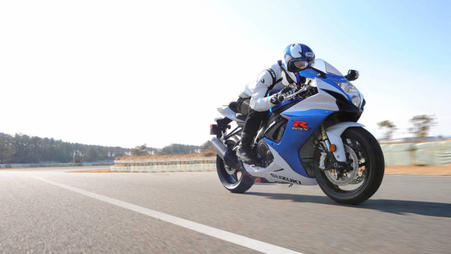 A nova Suzuki GSX-R750 está equipada com um motor tetracilíndrico de 750 cm³ de seis velocidades | <a href="%20https://preprod.quatrorodas.abril.com.br/moto/noticias/suzuki-anuncia-5-lancamentos-brasil-738290.shtml" rel="migration">Leia mais</a>