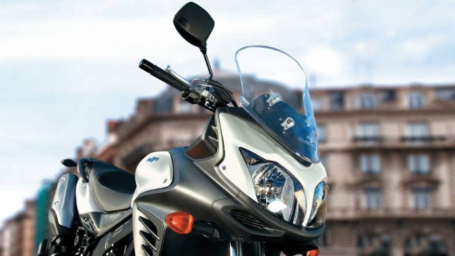 A nova Suzuki V-Strom 650 conta com motor V-Twin de 645 cm³ | <a href="https://preprod.quatrorodas.abril.com.br/moto/noticias/suzuki-anuncia-5-lancamentos-brasil-738290.shtml" rel="migration">Leia mais</a>