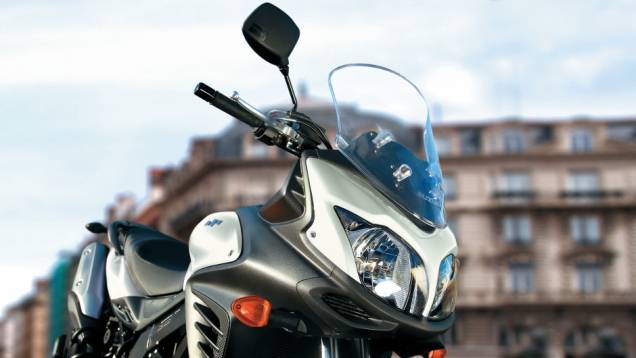 A nova Suzuki V-Strom 650 conta com motor V-Twin de 645 cm³ | <a href="https://preprod.quatrorodas.abril.com.br/moto/noticias/suzuki-anuncia-5-lancamentos-brasil-738290.shtml" rel="migration">Leia mais</a> A nova Suzuki V-Strom 650 conta com motor V-Twin de 645 cm³ | <a href="https://preprod.quatrorodas.abril.com.br/moto/noticias/suzuki-anuncia-5-lancamentos-brasil-738290.shtml" rel="migration">Leia mais</a>