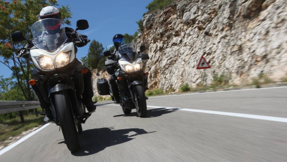 Com pot&ecirc;ncia m&aacute;xima indicada de 67 cavalos, a moto est&aacute; equipada com freios ABS | <a href="https://preprod.quatrorodas.abril.com.br/moto/noticias/suzuki-anuncia-5-lancamentos-brasil-738290.shtml" rel="migration">Leia mais</a>