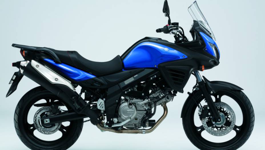 A V-Strom tem capacidade de 20 litros em seu tanque de combustível | <a href="https://preprod.quatrorodas.abril.com.br/moto/noticias/suzuki-anuncia-5-lancamentos-brasil-738290.shtml" rel="migration">Leia mais</a>