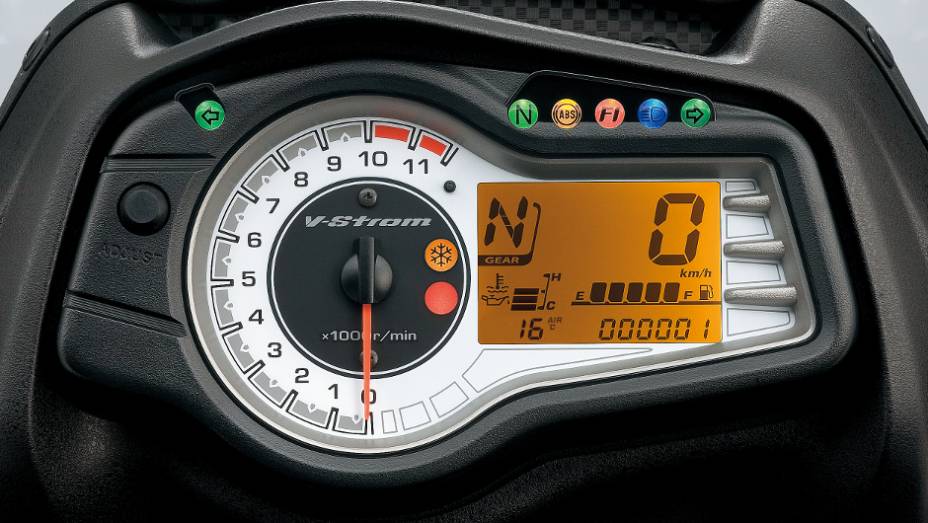 Dispon&iacute;vel a partir de maio, a nova Suzuki DL650 V-Strom pode ser encontrada nas cores azul e branca | <a href="%20https://preprod.quatrorodas.abril.com.br/moto/noticias/suzuki-anuncia-5-lancamentos-brasil-738290.shtml" rel="migration">Leia mais</a>