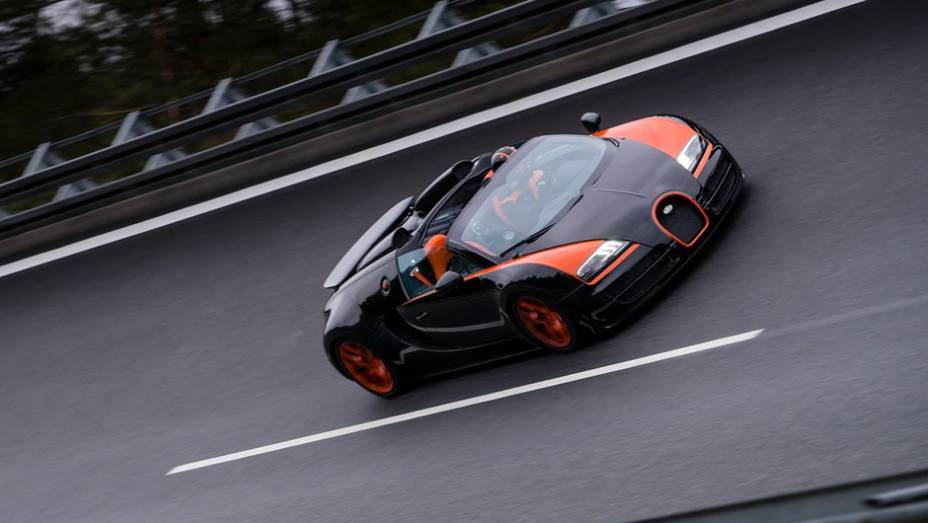 Depois de alcançar a marca, o Veyron Grand Sport Vitesse WRC Edition será apresentado ao público no Salão de Xangai | <a href="%20https://preprod.quatrorodas.abril.com.br/saloes/xangai/2013/bugatti-veyron-grand-sport-vitesse-wrc-edition-738696.shtml" rel="migration">Leia mais</a>