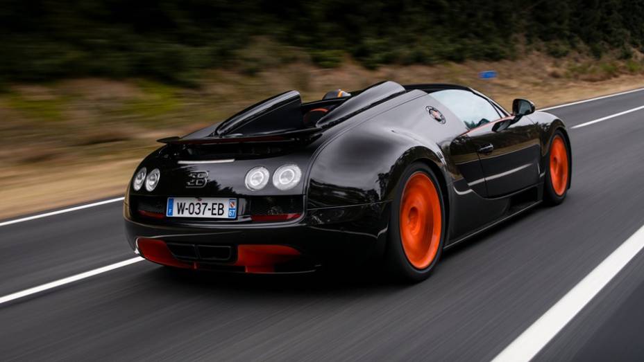 Apenas oito unidades do conversível serão produzidas | <a href="https://preprod.quatrorodas.abril.com.br/saloes/xangai/2013/bugatti-veyron-grand-sport-vitesse-wrc-edition-738696.shtml" rel="migration">Leia mais</a>