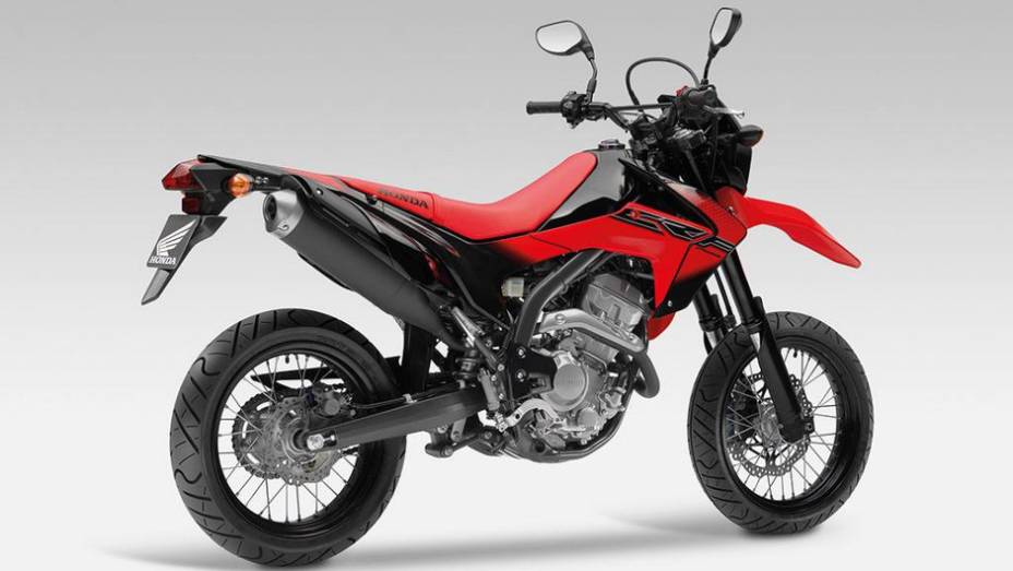 Motocicleta é versão motard da CRF 250L | <a href="https://preprod.quatrorodas.abril.com.br/moto/noticias/honda-crf-250m-2013-chega-espanha-junho-738432.shtml" rel="migration">Leia mais</a>