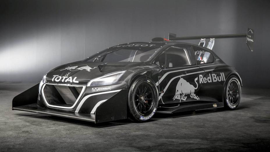 Achou exagerado? Este é o 208 T16, protótipo criado pela Peugeot especialmente para disputar a prova de Pikes Peak | <a href="%20https://preprod.quatrorodas.abril.com.br/noticias/fabricantes/peugeot-revela-208-pikes-peak-738727.shtml" rel="migration">Leia mais</a>