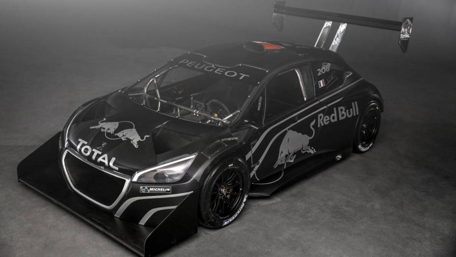 A frente não deixa por menos com o spoiler vistoso | <a href="https://preprod.quatrorodas.abril.com.br/noticias/fabricantes/peugeot-revela-208-pikes-peak-738727.shtml" rel="migration">Leia mais</a>