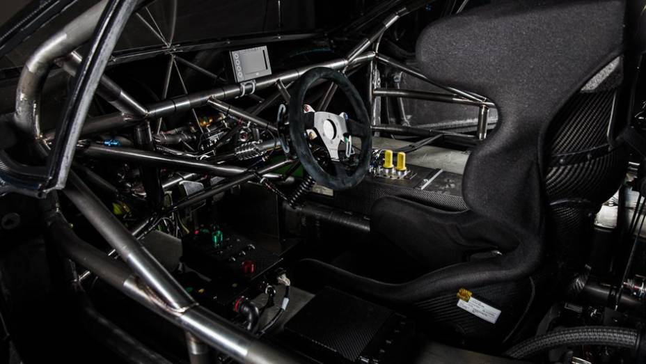 Espartano, o interior tem banco concha em posição central e instrumentos digitais | <a href="https://preprod.quatrorodas.abril.com.br/noticias/fabricantes/peugeot-revela-208-pikes-peak-738727.shtml" rel="migration">Leia mais</a>