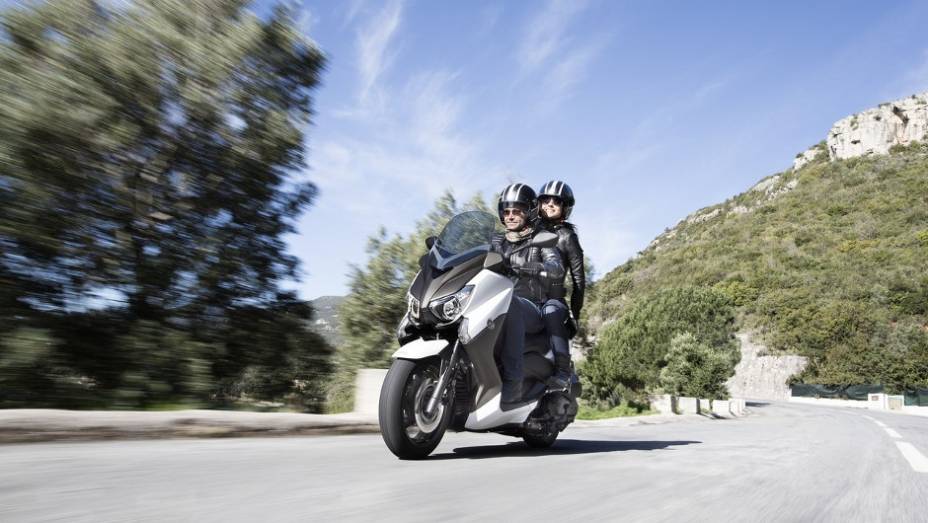 Maxi-scooter chega ao mercado europeu no m&ecirc;s de maio | <a href="https://preprod.quatrorodas.abril.com.br/moto/noticias/yamaha-lanca-x-max-400-europa-738761.shtml" rel="migration">Leia mais</a>