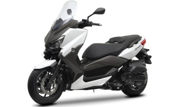 X-Max 400 equipado com um novo motor monocilíndrico de quatro tempos de 400 cc, DOHC, quatro válvulas e refrigerado a líquido | <a href="%20https://preprod.quatrorodas.abril.com.br/moto/noticias/yamaha-lanca-x-max-400-europa-738761.shtml" rel="migration">Leia mais</a> X-Max 400 equipado com um novo motor monocilíndrico de quatro tempos de 400 cc, DOHC, quatro válvulas e refrigerado a líquido | <a href="%20https://preprod.quatrorodas.abril.com.br/moto/noticias/yamaha-lanca-x-max-400-europa-738761.shtml" rel="migration">Leia mais</a>