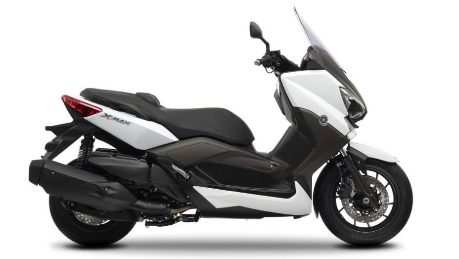 De acrodo com a Yamaha, maxi-scooter atinge a velocidade máxima de 150 km/h | <a href="https://preprod.quatrorodas.abril.com.br/moto/noticias/yamaha-lanca-x-max-400-europa-738761.shtml" rel="migration">Leia mais</a>