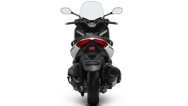 Segundo a montadora, o novo modelo pesa 211 kg (ordem de marcha) | <a href="https://preprod.quatrorodas.abril.com.br/moto/noticias/yamaha-lanca-x-max-400-europa-738761.shtml" rel="migration">Leia mais</a> Segundo a montadora, o novo modelo pesa 211 kg (ordem de marcha) | <a href="https://preprod.quatrorodas.abril.com.br/moto/noticias/yamaha-lanca-x-max-400-europa-738761.shtml" rel="migration">Leia mais</a>