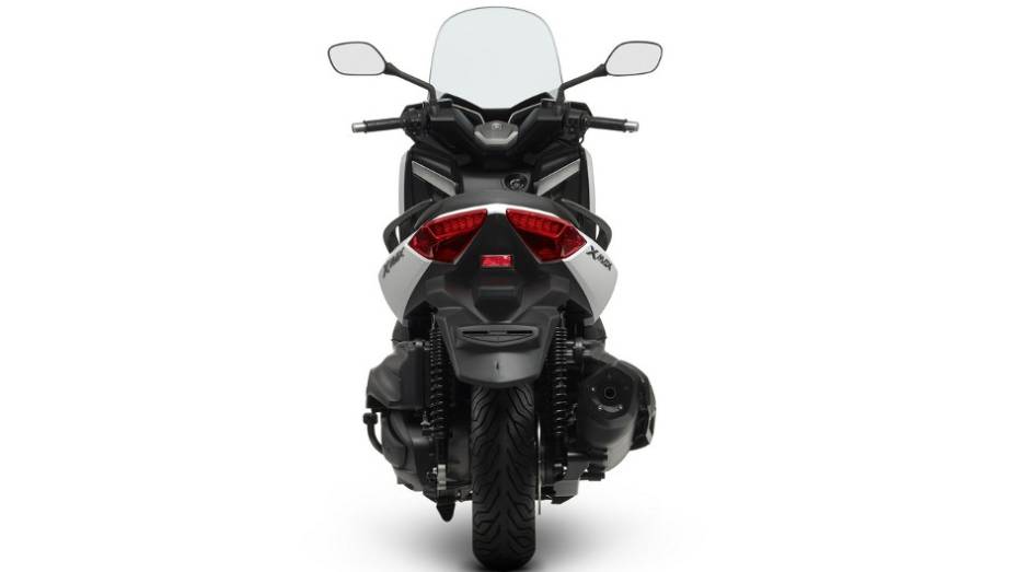 Segundo a montadora, o novo modelo pesa 211 kg (ordem de marcha) | <a href="https://preprod.quatrorodas.abril.com.br/moto/noticias/yamaha-lanca-x-max-400-europa-738761.shtml" rel="migration">Leia mais</a>