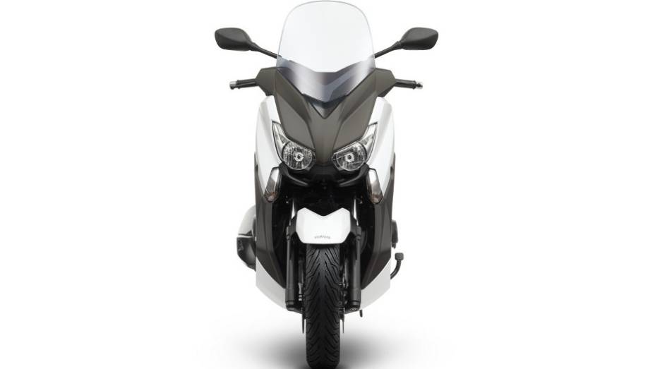 Equipado com far&oacute;is e lanternas de LED e ponteira de escapamento Akrapovic, este maxi-scooter da Yamaha possui um tanque de combust&iacute;vel com capacidade para 14 litros | <a href="%20https://preprod.quatrorodas.abril.com.br/moto/noticias/yamaha-lanca-x-max-400-europa-7" rel="migration"></a>