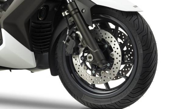 O X-Max 400 conta também com disco duplo de freio na roda dianteira, enquanto que a roda traseira apresenta disco simples | <a href="%20https://preprod.quatrorodas.abril.com.br/moto/noticias/yamaha-lanca-x-max-400-europa-738761.shtml" rel="migration">Leia mais</a> O X-Max 400 conta também com disco duplo de freio na roda dianteira, enquanto que a roda traseira apresenta disco simples | <a href="%20https://preprod.quatrorodas.abril.com.br/moto/noticias/yamaha-lanca-x-max-400-europa-738761.shtml" rel="migration">Leia mais</a>