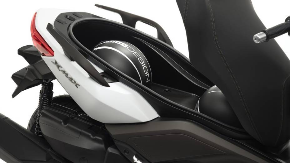 Compartimento para guardar objetos | <a href="https://preprod.quatrorodas.abril.com.br/moto/noticias/yamaha-lanca-x-max-400-europa-738761.shtml" rel="migration">Leia mais</a>