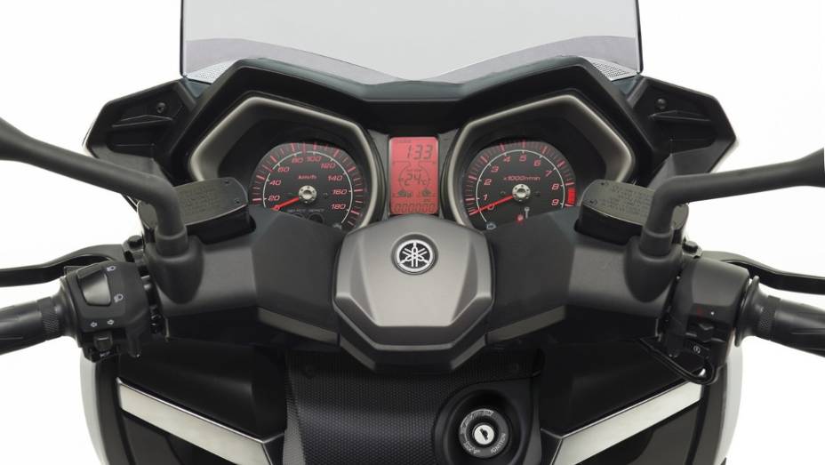 Painel do novo X-Max 400 | <a href="https://preprod.quatrorodas.abril.com.br/moto/noticias/yamaha-lanca-x-max-400-europa-738761.shtml" rel="migration">Leia mais</a>