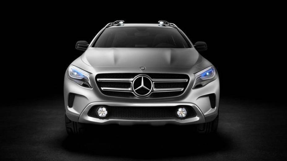 A dianteira tem faróis repuxados e a grade frontal típica dos novos Mercedes | <a href="https://preprod.quatrorodas.abril.com.br/saloes/xangai/2013/mercedes-benz-gla-738831.shtml" rel="migration">Leia mais</a>