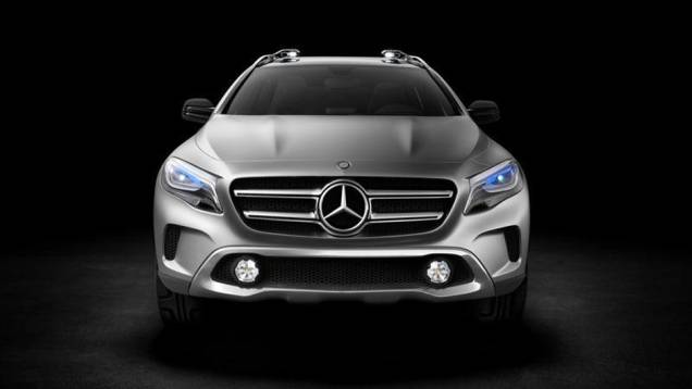 A dianteira tem faróis repuxados e a grade frontal típica dos novos Mercedes | <a href="https://preprod.quatrorodas.abril.com.br/saloes/xangai/2013/mercedes-benz-gla-738831.shtml" rel="migration">Leia mais</a> A dianteira tem faróis repuxados e a grade frontal típica dos novos Mercedes | <a href="https://preprod.quatrorodas.abril.com.br/saloes/xangai/2013/mercedes-benz-gla-738831.shtml" rel="migration">Leia mais</a>