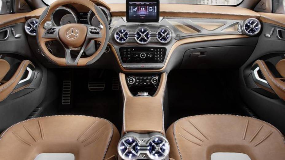 Apesar do aspecto futurista, o painel &eacute; o mesmo do Classe A | <a href="https://preprod.quatrorodas.abril.com.br/saloes/xangai/2013/mercedes-benz-gla-738831.shtml" rel="migration">Leia mais</a>