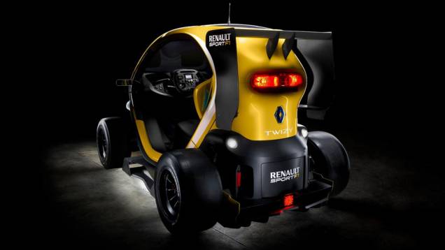 O enorme aerofólio traseiro e o volante inspirado na Fórmula Renault entregam seu parentesco com as pistas | <a href="https://preprod.quatrorodas.abril.com.br/noticias/sustentabilidade/renault-mostra-twizy-sport-f1-739695.shtml" rel="migration">Leia mais</a> O enorme aerofólio traseiro e o volante inspirado na Fórmula Renault entregam seu parentesco com as pistas | <a href="https://preprod.quatrorodas.abril.com.br/noticias/sustentabilidade/renault-mostra-twizy-sport-f1-739695.shtml" rel="migration">Leia mais</a>