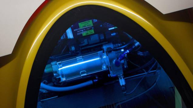 Tecnologia vinda diretamente da Fórmula 1, o KERS armazena a energia desperdiçada nas frenagens em uma bateria, fornecendo potência extra nas acelerações | <a href="https://preprod.quatrorodas.abril.com.br/noticias/sustentabilidade/renault-mostra-twizy-sport-f1-73" rel="migration"></a> Tecnologia vinda diretamente da Fórmula 1, o KERS armazena a energia desperdiçada nas frenagens em uma bateria, fornecendo potência extra nas acelerações | <a href="https://preprod.quatrorodas.abril.com.br/noticias/sustentabilidade/renault-mostra-twizy-sport-f1-73" rel="migration"></a>