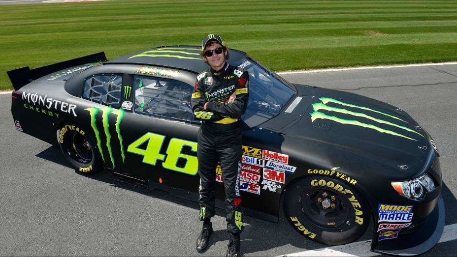 Valentino Rossi na NASCAR | <a href="https://preprod.quatrorodas.abril.com.br/moto/noticias/valentino-rossi-ritmo-nascar-739793.shtml" rel="migration">Leia mais</a>