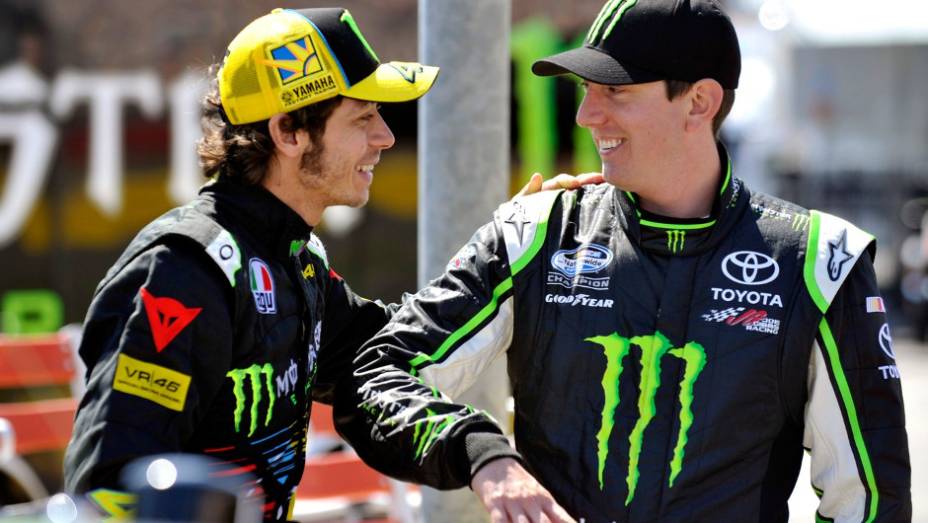 Valentino Rossi pilotou o Toyota de Kyle Busch, da NASCAR Nationwide Series | <a href="https://preprod.quatrorodas.abril.com.br/moto/noticias/valentino-rossi-ritmo-nascar-739793.shtml" rel="migration">Leia mais</a>