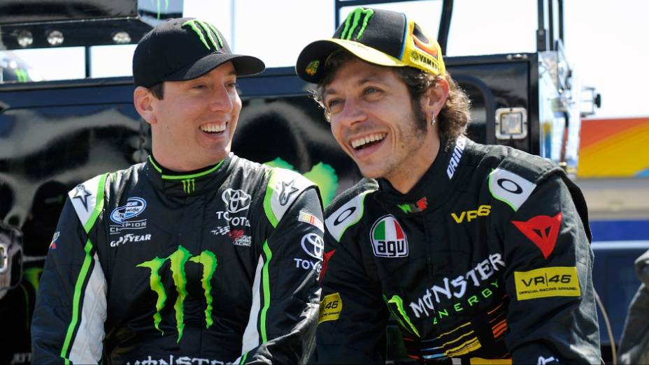 Valentino Rossi pilotou o Toyota de Kyle Busch, da NASCAR Nationwide Series | <a href="https://preprod.quatrorodas.abril.com.br/moto/noticias/valentino-rossi-ritmo-nascar-739793.shtml" rel="migration">Leia mais</a>