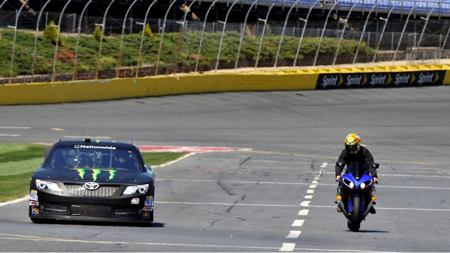 O multicampeão de MotoGP viajou até o Charlotte Motor Speedway, na Carolina do Norte, após terminar o Grande Prêmio das Américas (Texas, EUA) em sexto lugar, no domingo (21) | <a href="%20https://preprod.quatrorodas.abril.com.br/moto/noticias/valentino-rossi-ritmo-n" rel="migration"></a> O multicampeão de MotoGP viajou até o Charlotte Motor Speedway, na Carolina do Norte, após terminar o Grande Prêmio das Américas (Texas, EUA) em sexto lugar, no domingo (21) | <a href="%20https://preprod.quatrorodas.abril.com.br/moto/noticias/valentino-rossi-ritmo-n" rel="migration"></a>