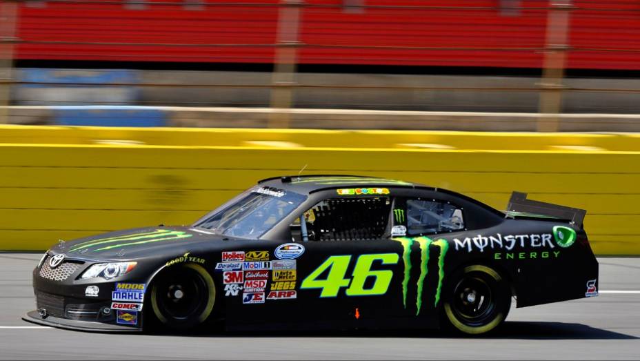 Valentino Rossi pilotou um carro V8 de 5.8 litros capaz de gerar até 650 cavalos de potência | <a href="%20https://preprod.quatrorodas.abril.com.br/moto/noticias/valentino-rossi-ritmo-nascar-739793.shtml" rel="migration">Leia mais</a> Valentino Rossi pilotou um carro V8 de 5.8 litros capaz de gerar até 650 cavalos de potência | <a href="%20https://preprod.quatrorodas.abril.com.br/moto/noticias/valentino-rossi-ritmo-nascar-739793.shtml" rel="migration">Leia mais</a>