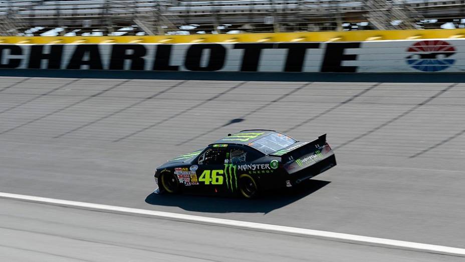 The Doctor rodou na faixa dos 300 km/h com o Toyota de Kyle Busch | <a href="https://preprod.quatrorodas.abril.com.br/moto/noticias/valentino-rossi-ritmo-nascar-739793.shtml" rel="migration">Leia mais</a>