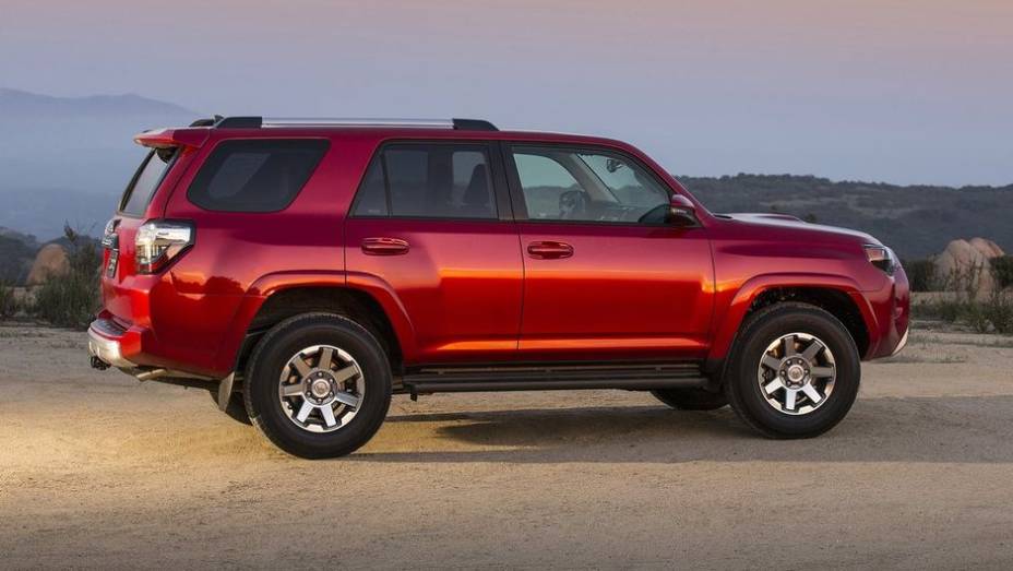 As rodas de liga-leve, que variam de 17 a 20 polegadas de acordo com a vers&atilde;o, tamb&eacute;m foram reformuladas | <a href="%20https://preprod.quatrorodas.abril.com.br/noticias/fabricantes/toyota-revela-novo-4runner-739940.shtml" rel="migration">Leia mais</a>