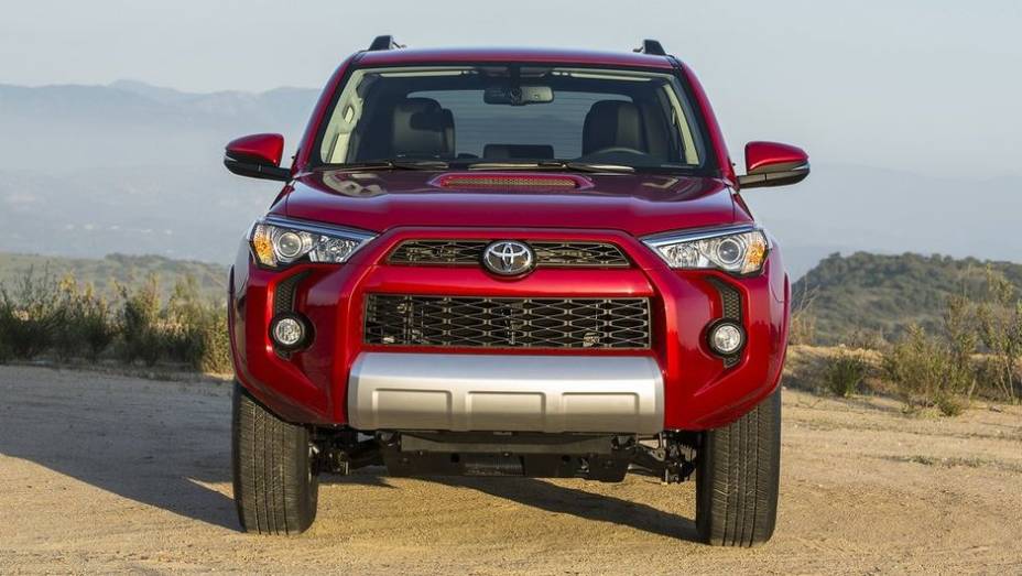 Por fora, a frente recebeu facelift, com nova grade e novos faróis | <a href="https://preprod.quatrorodas.abril.com.br/noticias/fabricantes/toyota-revela-novo-4runner-739940.shtml" rel="migration">Leia mais</a>