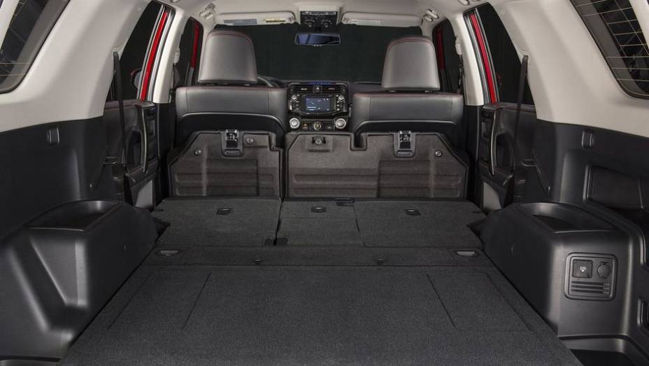 O novo 4Runner apresenta um motor V6 4.0 que entrega 270 cavalos de pot&ecirc;ncia e 38,3 kgfm de torque. A transmiss&atilde;o &eacute; autom&aacute;tica de cinco velocidades | <a href="%20https://preprod.quatrorodas.abril.com.br/noticias/fabricantes/toyota-revela-novo-4runner-739940.shtml" rel="migration">L</a>