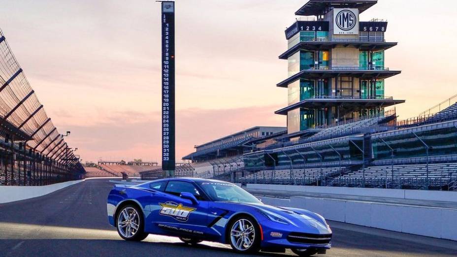 O modelo será o responsável por liderar o pelotão de pilotos na prova, que está programada para o dia 26 | <a href="https://preprod.quatrorodas.abril.com.br/noticias/fabricantes/chevrolet-corvette-stingray-sera-pace-car-indy-740349.shtml" rel="migration">Leia mais</a>